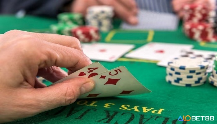 Chiến lược hiệu quả khi áp dụng tận dụng bài rác trong Poker là gì