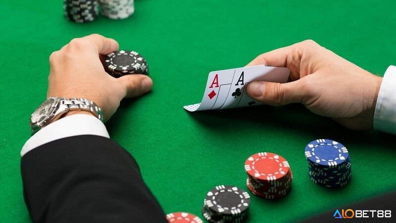 Nên tham gia chơi xì tố hay poker?