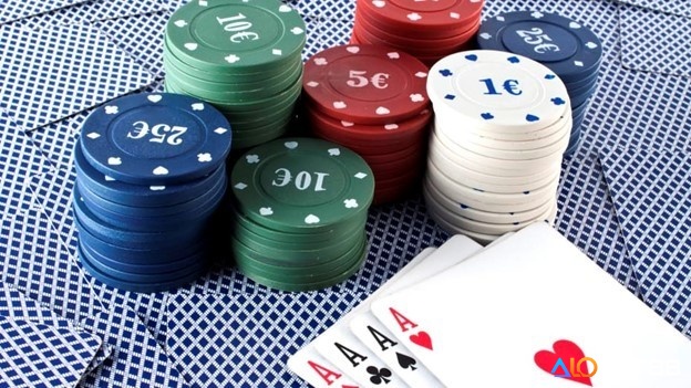  Stud Poker sử dụng 5 lá bài và diễn ra qua nhiều vòng